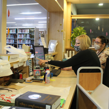 Pécsi könyvtárosok már közel 2000 kölcsönzőnek készítettek össze könyvcsomagokat